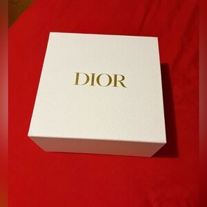 DIOR gift box EMPTY (only comes with items shown on images)